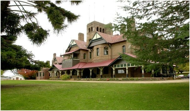 OCEANÍA: La University of New England de Armidale comenzó a impartir cursos a distancia.