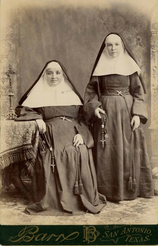 Se vuelve a expulsar a los jesuitas y por primera vez a las hermanas de la Caridad.