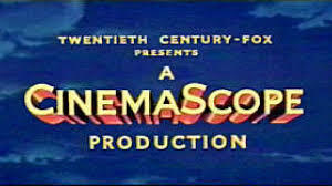 El Cinemascope es uno de los primeros de los procesos de pantalla ancha en los que los estudios de cine invierten en su guerra contra la televisión.