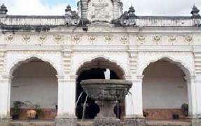 Confirma la autonomía de la Universidad