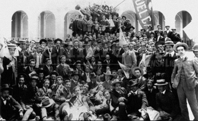 Se unen las Facultades de Derecho y Ciencias de la Salud para organizar un desfile bufo conocido como "Huelga de Dolores"