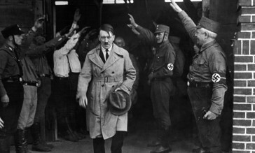 Adolf Hitler starter en politisk utrensking