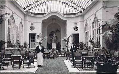 Hotel Ritz con primer restaurante de lujo.