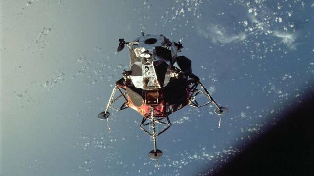 Llançament d'Apolo 9 fue la tercera misión espacial tripulada en el programa Apolo de los Estados Unidos, la segunda en ser enviada en órbita por un cohete Saturno V, y el primer vuelo del módulo de mando y servicio con el módulo lunar Apolo.