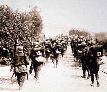 Disfatta da parte degli Italiani a Caporetto. Diaz sostituisce il sergente Cadorna. La Russia esce disperatamente dalla guerra e il governo viene affidato a marxisti. Sale al trono, in Italia, Vittorio Emanuele Orlando