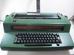 primera máquina de escribir con diseño esférico tipográfico