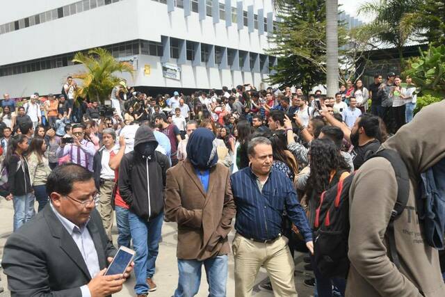 Facultad de Medicina expulsa encapuchados