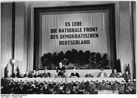 Se crea la República Democrática Alemana, con lo que se acentuó la división de Alemania.