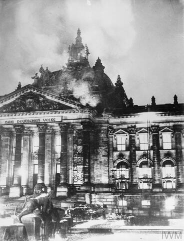 El incendio del Reichstag, comienza la hegemonía del partido Nazi.