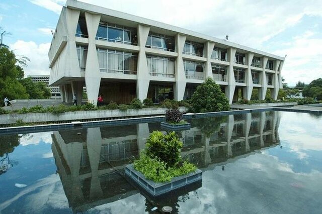 Separa la educación media o bachillerato de la Universidad,