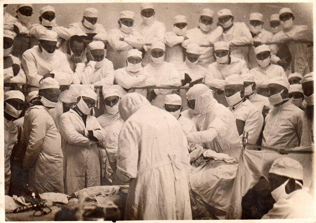 Se graduó el primer bachiller de Medicina