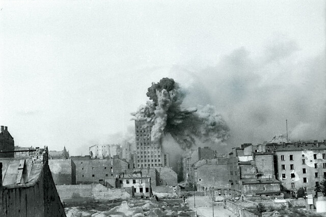 Warszawa kapitulerer