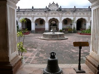 Es fundada y abre sus puertas