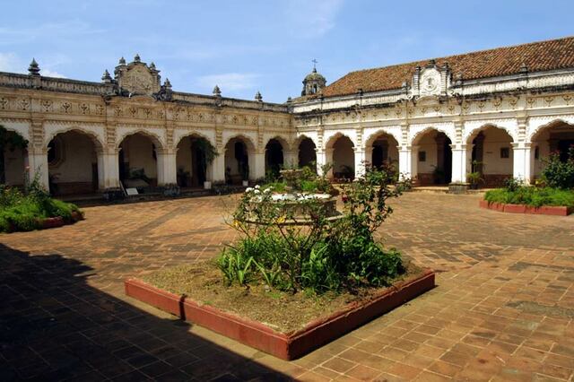 Real y Pontificia Universidad de San Carlos