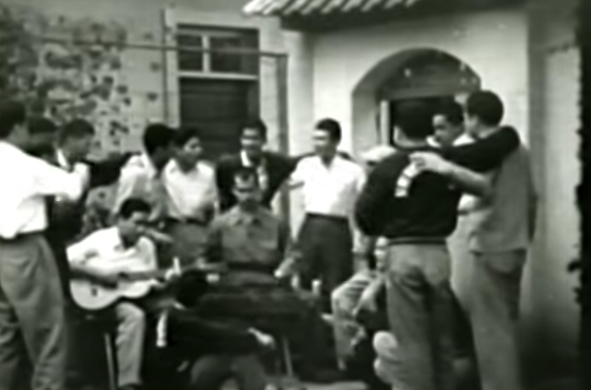 Es escuchado por primera vez el himno de guerra universitario.