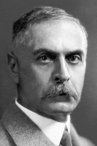 Karl Landsteiner describe el sistema ABO de determinación del grupo sanguíneo
