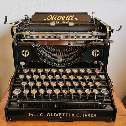 Camillo Olivetti fonda la Olivetti Spa