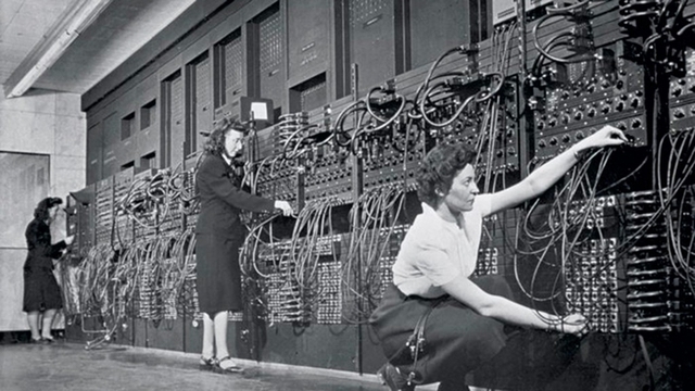 ENIAC - ( John William Mauchly y John Presper Eckert)
