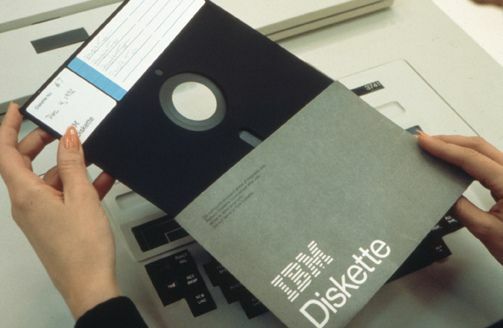 El primer floppy disk.