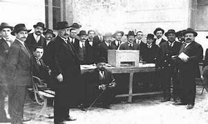 Se reintroduce en España el sufragio universal.