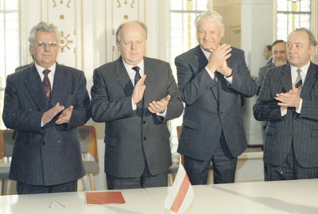 Signing of the Bialowieza Agreements of Russia, Ukraine and Belarus