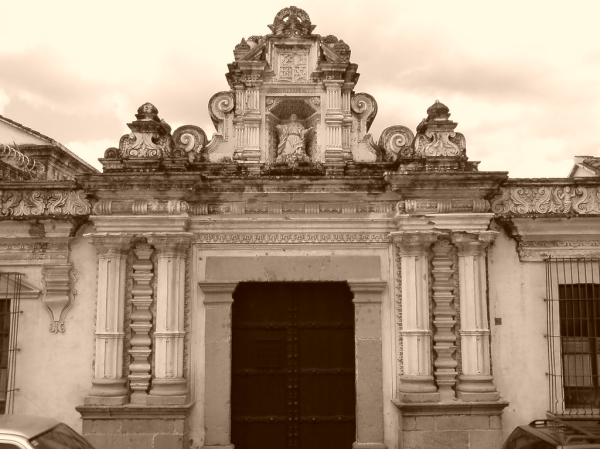 FUNDACIÓN Y PRIMERA SEDE