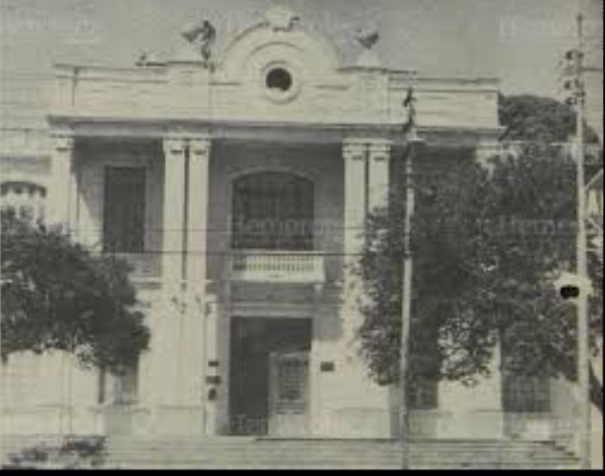 Se inagura la universidad de San  Carlos  y la Facultad  de Medicina.