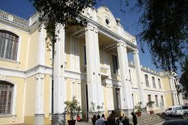 construcción de un colegio de clínicas