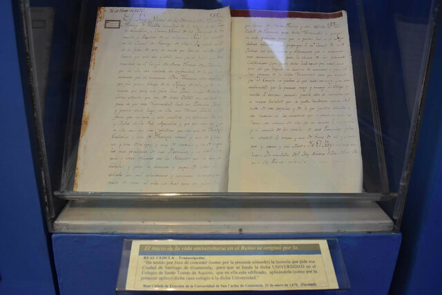 Real Cedula de la Fundación Universidad de San Carlos