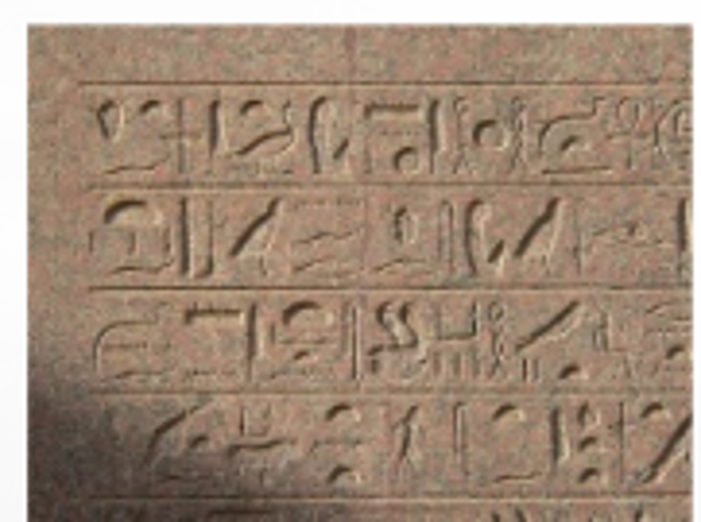 Monumentos prehistóricos cuyas paredes se encontraban gravados toscos, signos que servían para llevar cuenta del ganado y la casa.