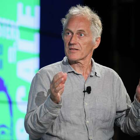 Se populariza el termino WEB 2.0 creado por DiNucci (1999) en la conferencia "Web 2.0 Conference" por el gurú Tim o´Reilly junto con la empresa MediaLive, donde redefinió la web como plataforma para crear y ejecutar software