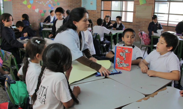 Aumento en las tasas de matriculados en educación básica y media