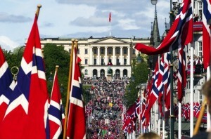 Noruega aprueba el articulo 100 de la constitución a favor del acceso gratuito de documentos del gobierno y una libertad de expresión entre una población informada.