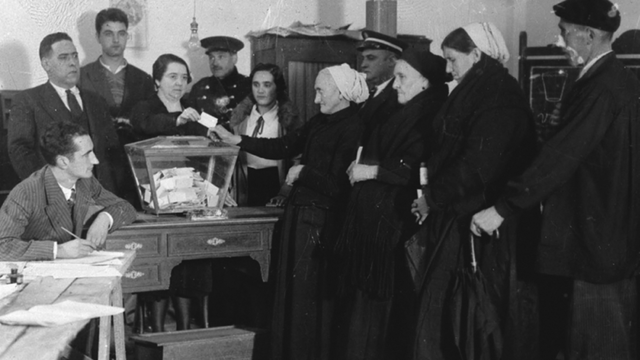 Se reintroduce en España el sufragio universal