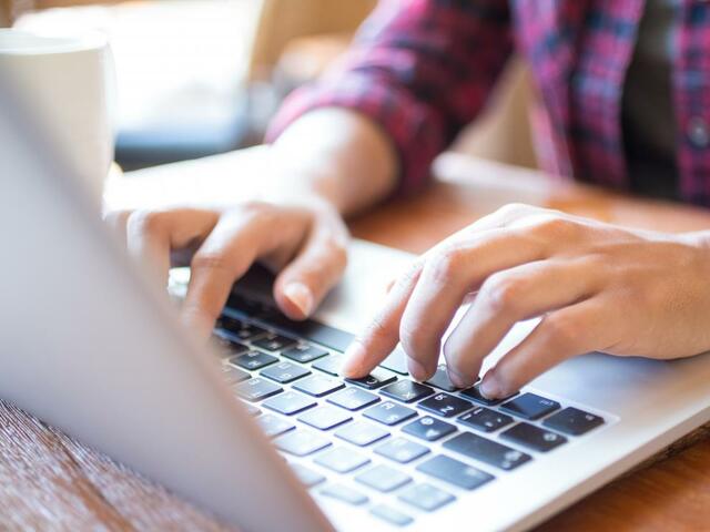 Se envía el primer mail como parte de ARPANET