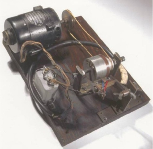 Andrew Donald Booth invents magnetic drum memory