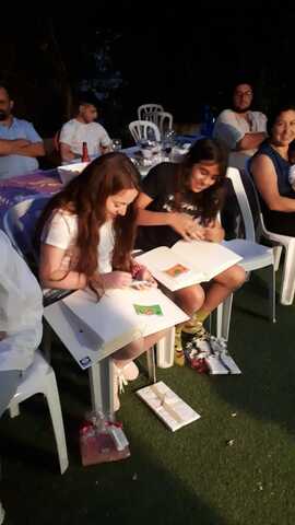 חגגתי בת מצווה עם בת דודה שלי ומשפחתי