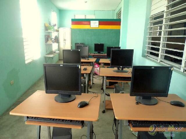 Suministro de computadoras en Centros Educativos.