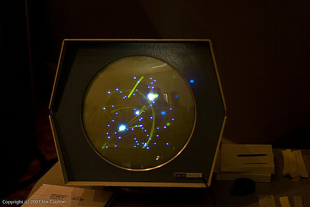 Steve Russell crea Spacewars, el primer juego de video por computadora para la PDP-1.