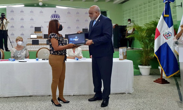 Todos los profesores tienen un ordenador.