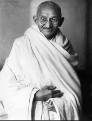 1915 Mahatma Gandhi conduce protestas en la India