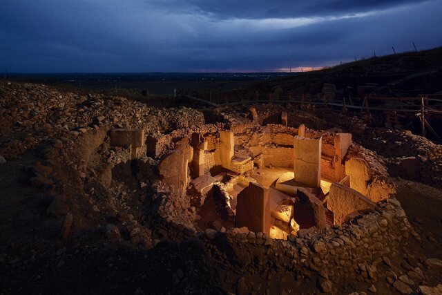 Sesión 6: 05/11/20 GÖBEKLI TEPE (9000 A.C-7500 A.C) https://historia.nationalgeographic.com.es/medio/2012/07/31/el_santuario_mas_antiguo_del_mundo_2000x1333.jpg