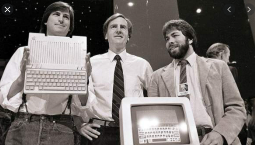 Steve Jobs y Steve Wozniak presentan Apple II