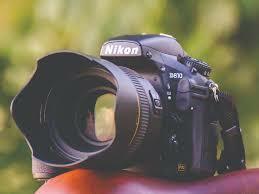 Cámara oscura cerrada, con una abertura en un extremo para que entre luz y una superficie plana de formación de la imagen de visualización.