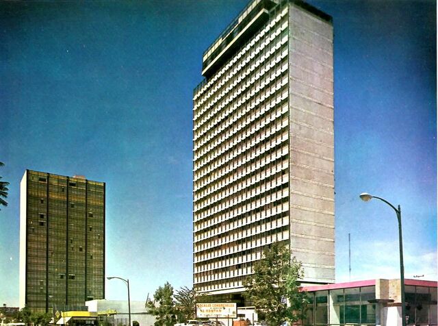 A mediados de los años 50´s la cadena Hilton se instalo con 3 hoteles en el país: Hilton Acapulco, Hilton México, D.F., Hilton Guadalajara.