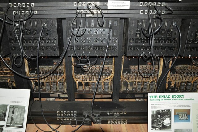 ENIAC, acrónimo de Electronic Numerical Integrator And Computer (Computador e Integrador Numérico Electrónico)