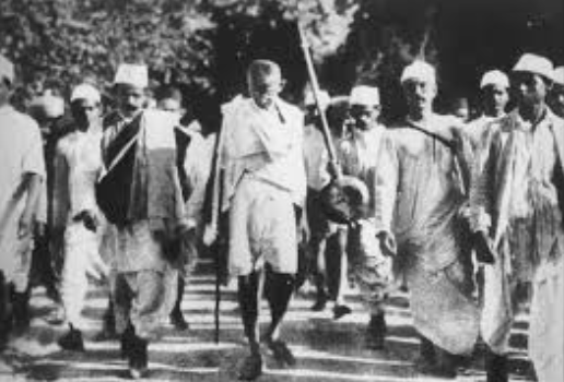 Mahatma Gandhi conduce protestas en la India