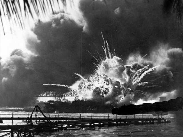 Il Giappone bombarda Pearl Harbor