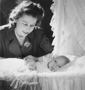 Cecil Beaton. Her Majestry the Queen, ten Princess Elisabeth, with her newborn son, Prince Charles