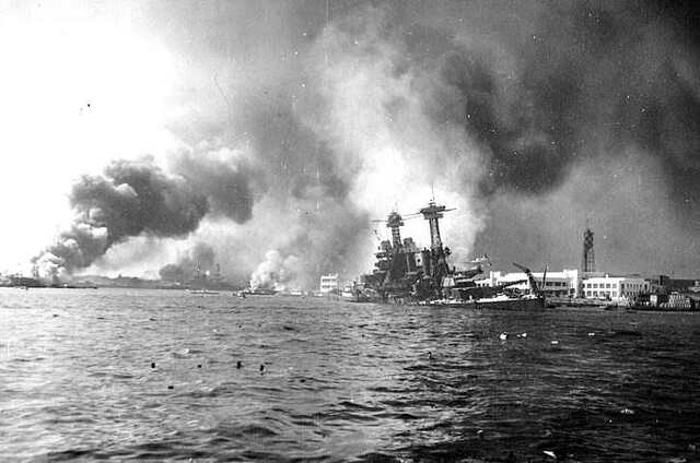 Il Giappone bombarda Pearl Harbor.